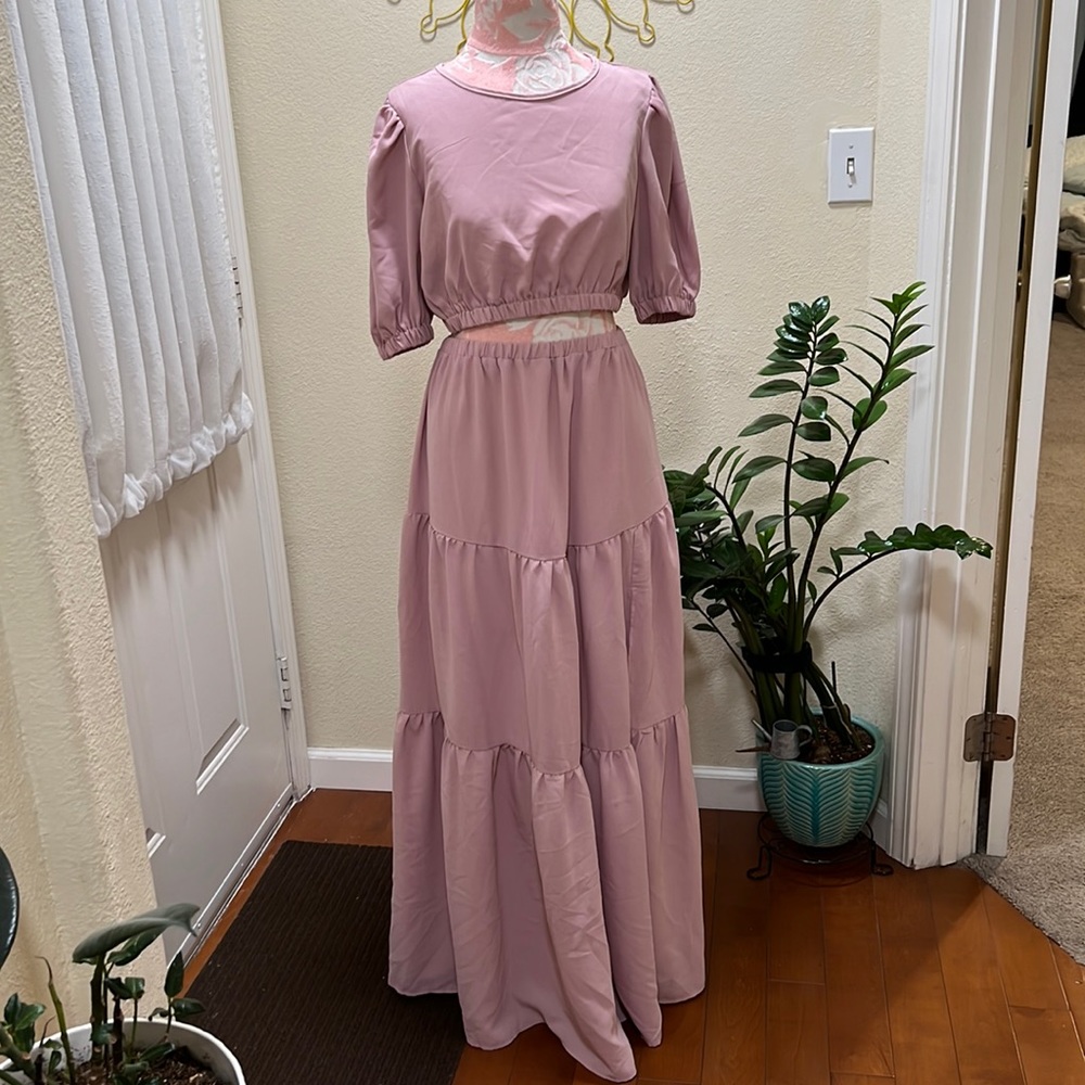 Maternity Puff Sleeve Crop Top
& Split Hem Ruffle Hem Skirt